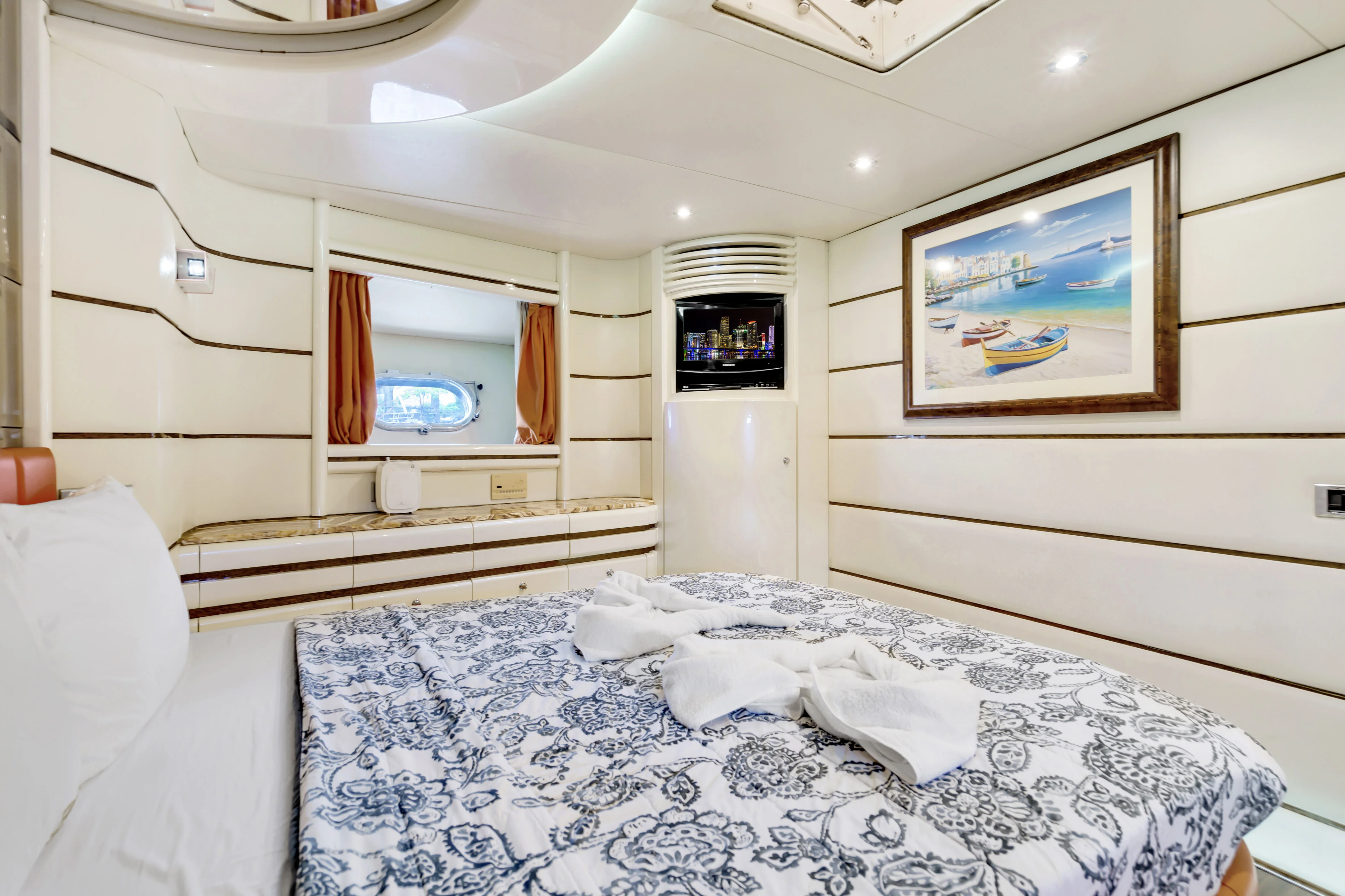 85ft Baia luxury performance